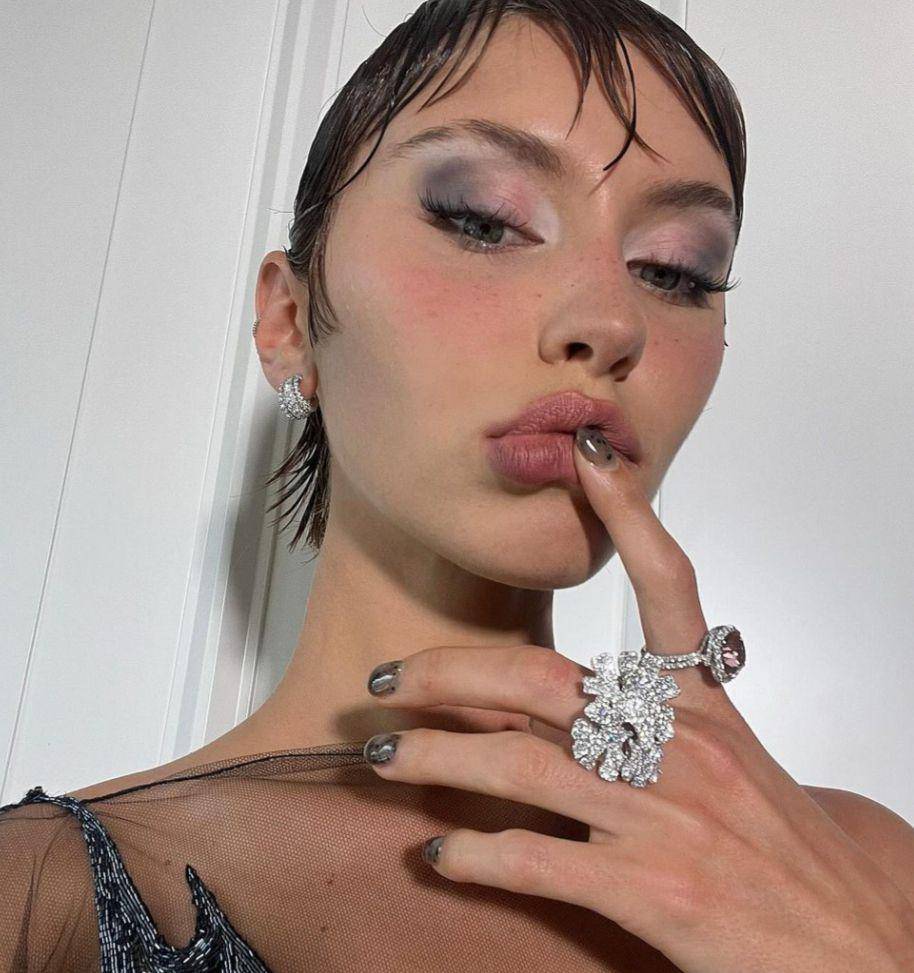Iris Law (instagram.com/lirisaw)