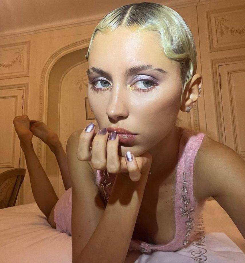 Iris Law (instagram.com/lirisaw)