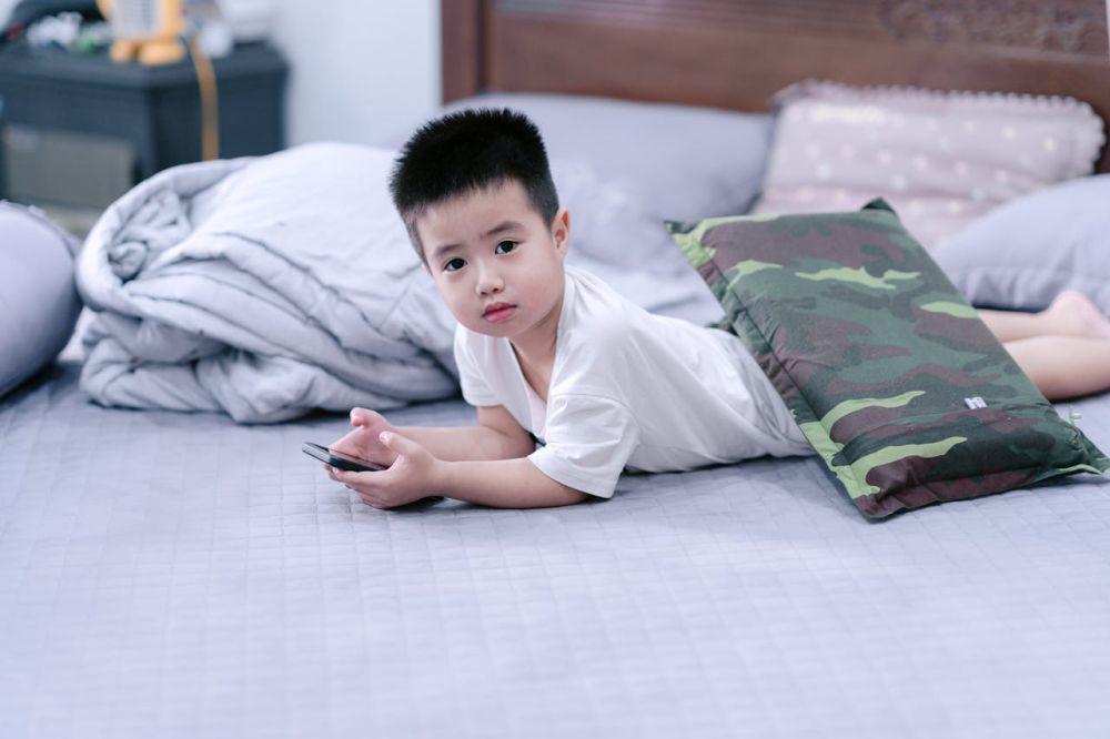 Cegah Anak Kesepian, Ini 6 Tips Jadi Teman Ngobrol Asyik bagi Anak