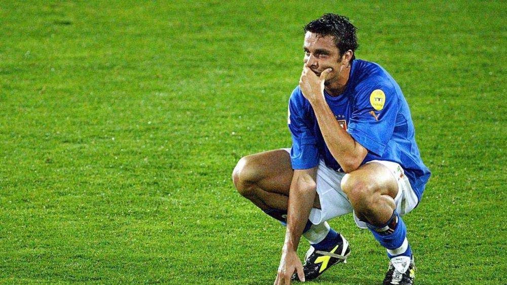 Massimo Oddo terlihat sedih setelah Italia gagal lolos dari fase grup Euro 2004. (uefa.com)