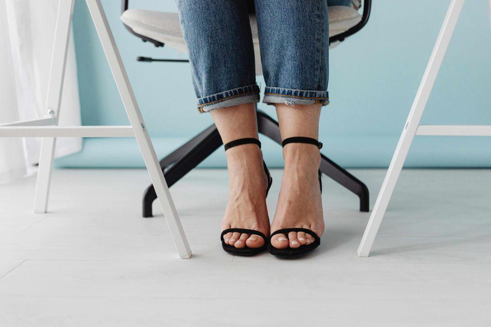 5 Tips Menghilangkan Rasa Kesemutan di Kaki saat Duduk
