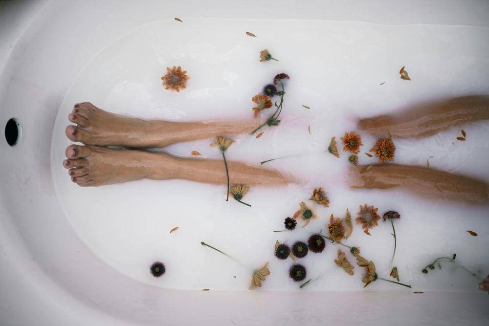 ilustrasi merendam kaki (pexels.com/Taryn Elliott)