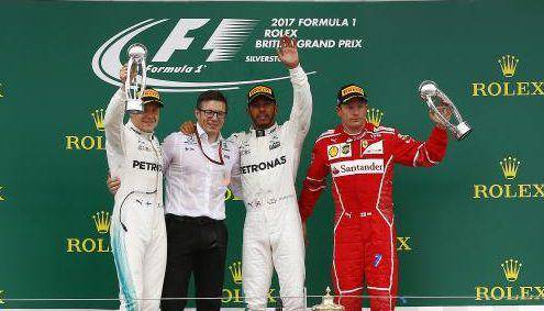 Lewis Hamilton (kedua dari kanan) menjuarai GP Inggris 2017 diikuti Valtteri Bottas (kiri) di podium kedua dan Kimi Raikkonen (kanan) di podium ketiga. (fia.com)