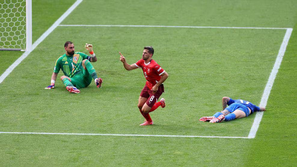 Remo Freuler mencetak gol ke gawang Italia pada 16 besar Euro 2024. (uefa.com)