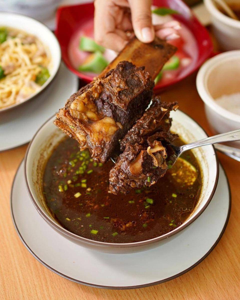 Coto Makassar Daeng Rewa (instagram.com/kulinersby)