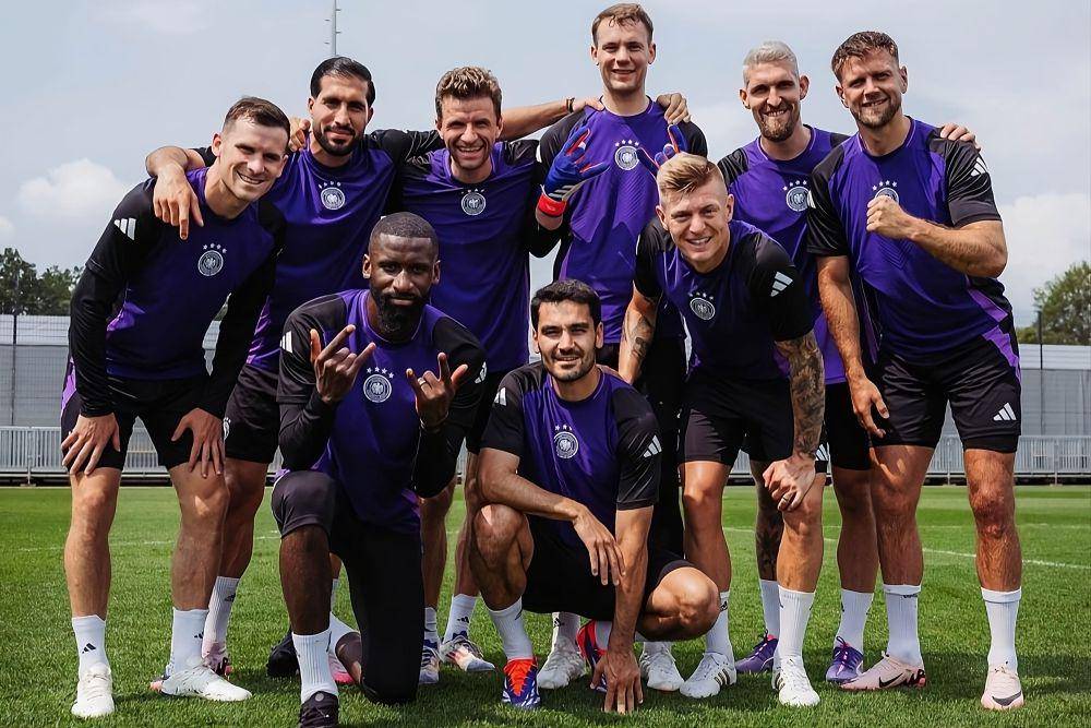 Para pemain Timnas Jerman menjalani sesi latihan bersama. (instagram.com/dfb_team)