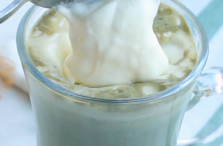 ilustrasi menaruh cream foam di atas matcha (youtube.com/LCA)