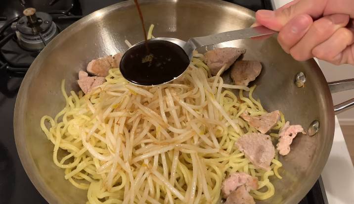 ilustrasi membuat hita yakisoba (youtube.com/JAPANESE COOKING CHANNEL)