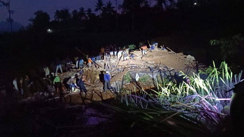 Petugas mengevakuasi korban tertimbun longsor di Blitar. IDN Times/ istimewa