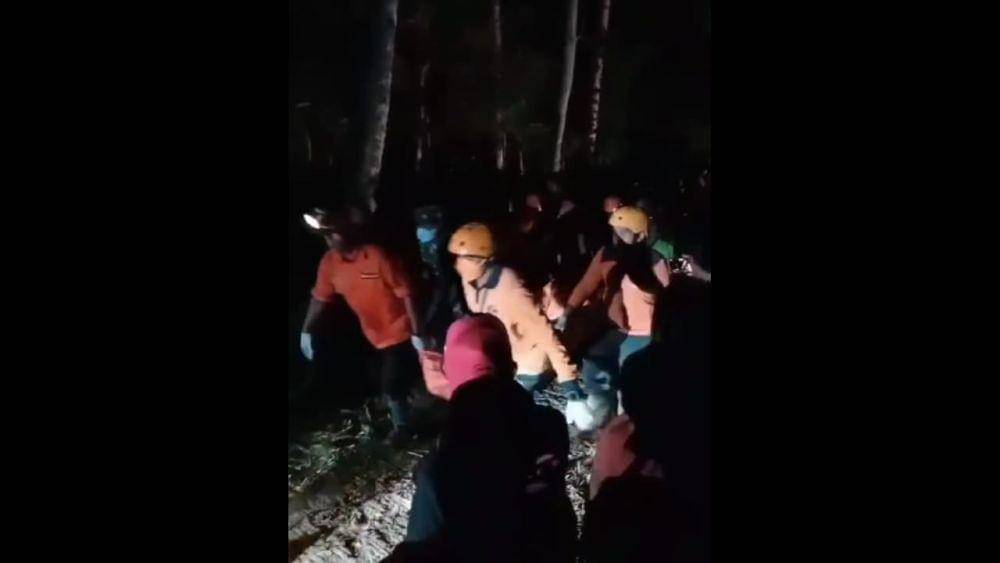 Petugas mengevakuasi korban tertimbun longsor di Blitar. IDN Times/ istimewa