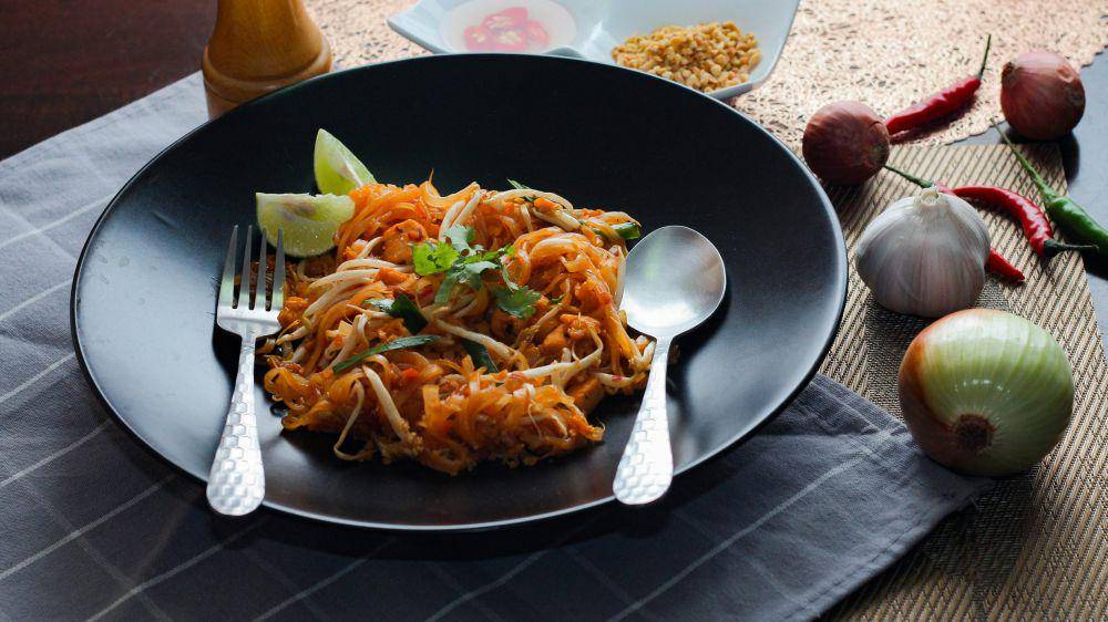 ilustrasi pad Thai (unsplash.com/sirasit gullasu)