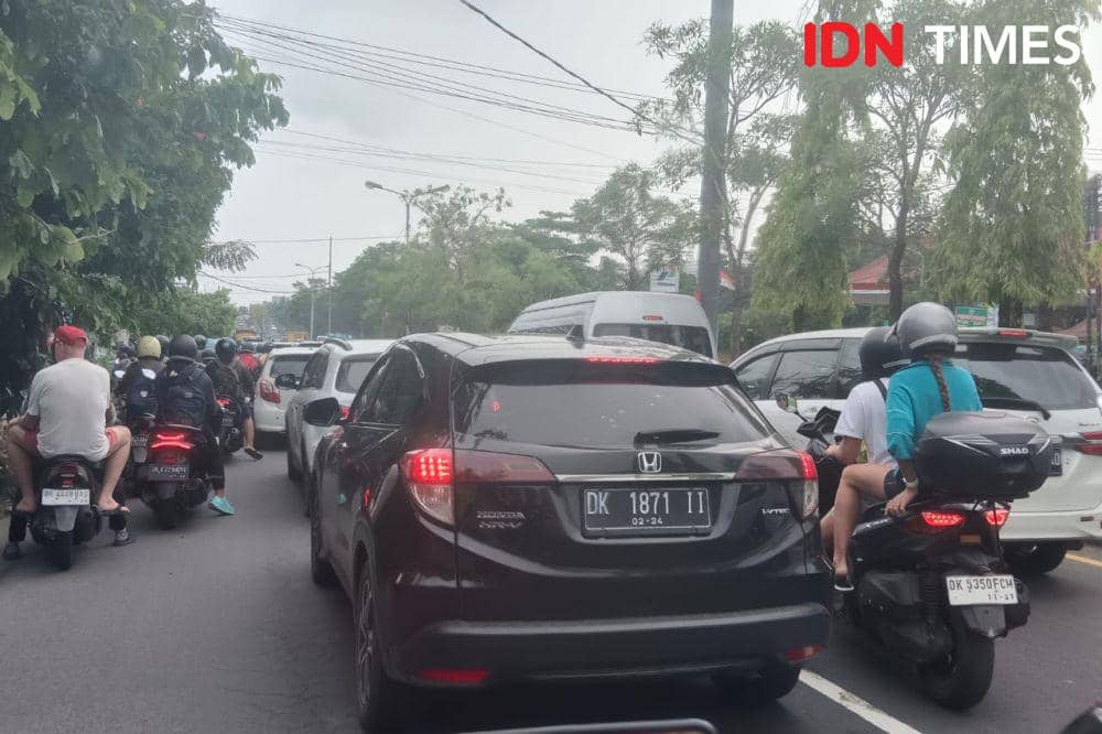 Jalan raya di Bali (IDN Times/Ayu Afria)