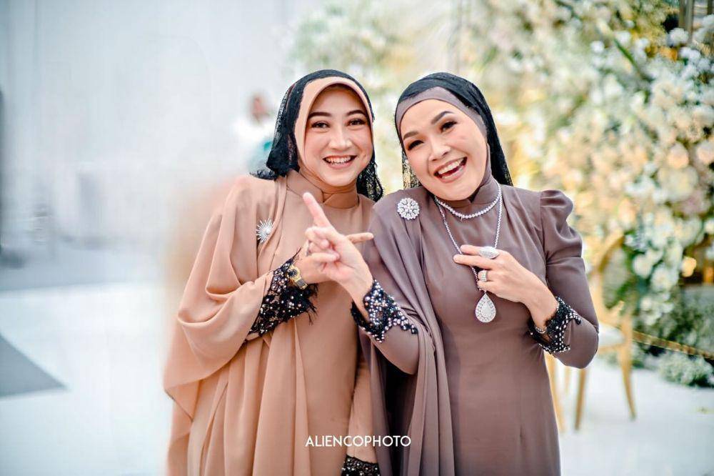 Umi Kalsum dengan ibu sambung Fardhana (Instagram.com/mom_ayting92_)