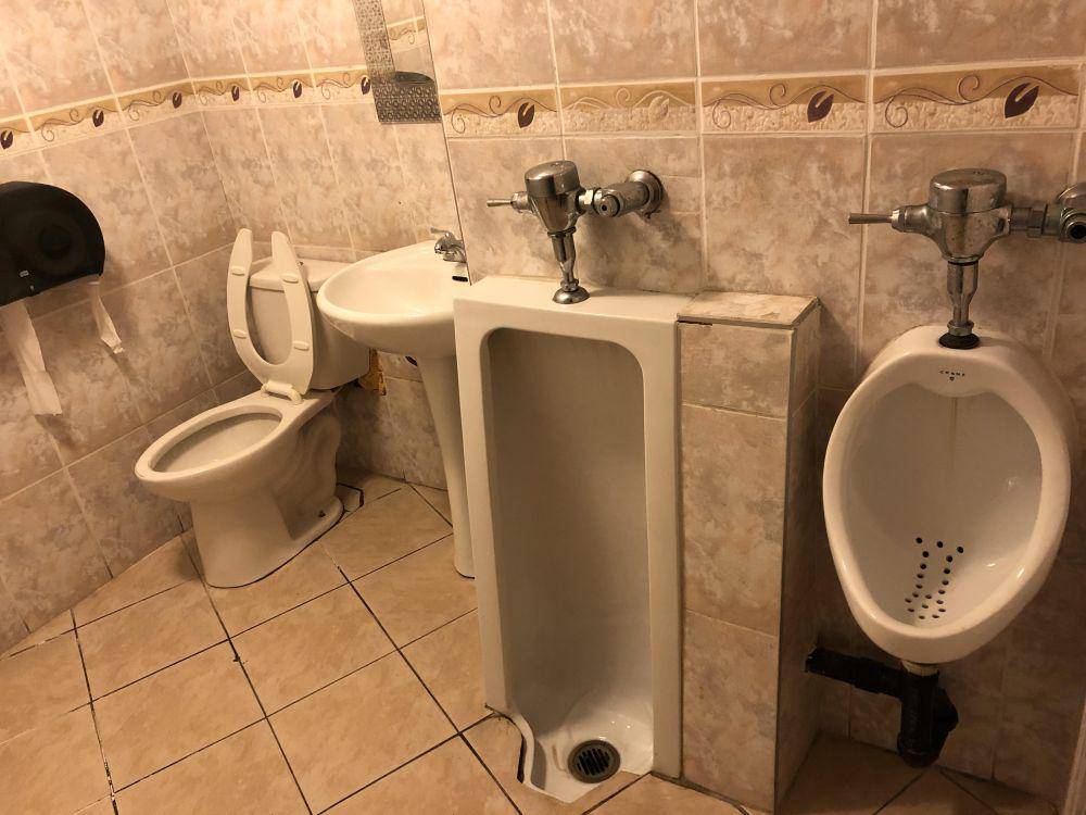 potret bentuk wastafel kocak di restoran (reddit.com/user/MD74)