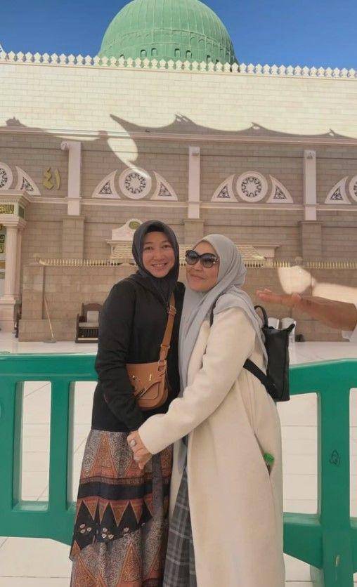 Umi Kalsum dengan ibu sambung Fardhana (Instagram.com/mom_ayting92_)