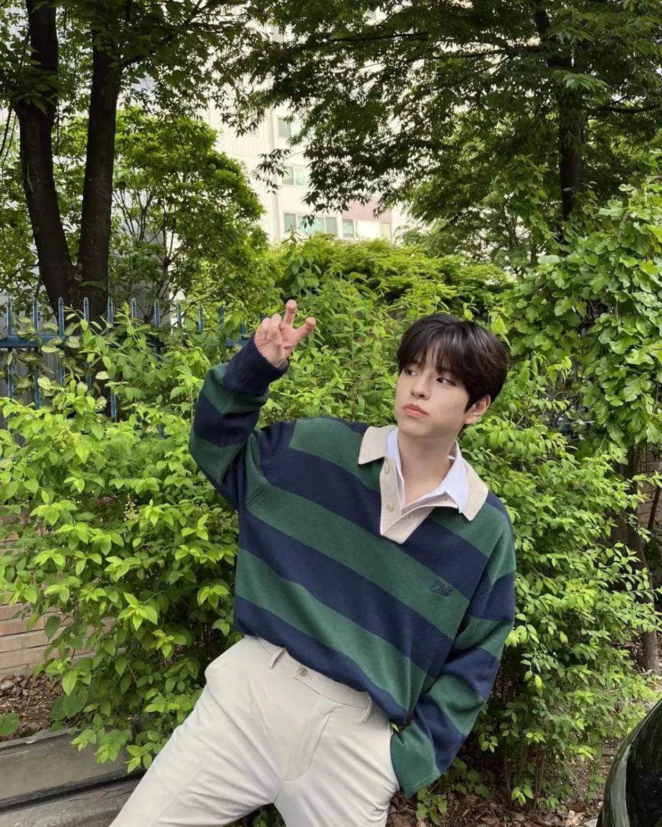 polo shirt ala Seungmin Stray Kids (instagram.com/realstraykids)