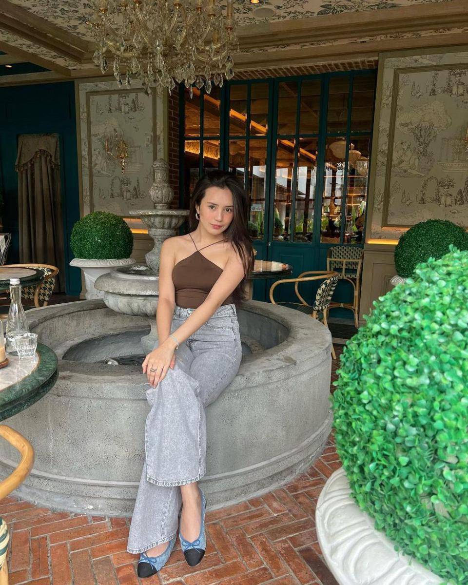 ide padu padan daily outfit dengan jeans (Instagram.com/bebytsabina)