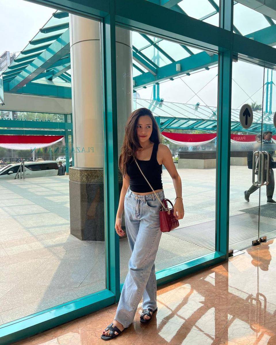 ide padu padan daily outfit dengan jeans (Instagram.com/bebytsabina)