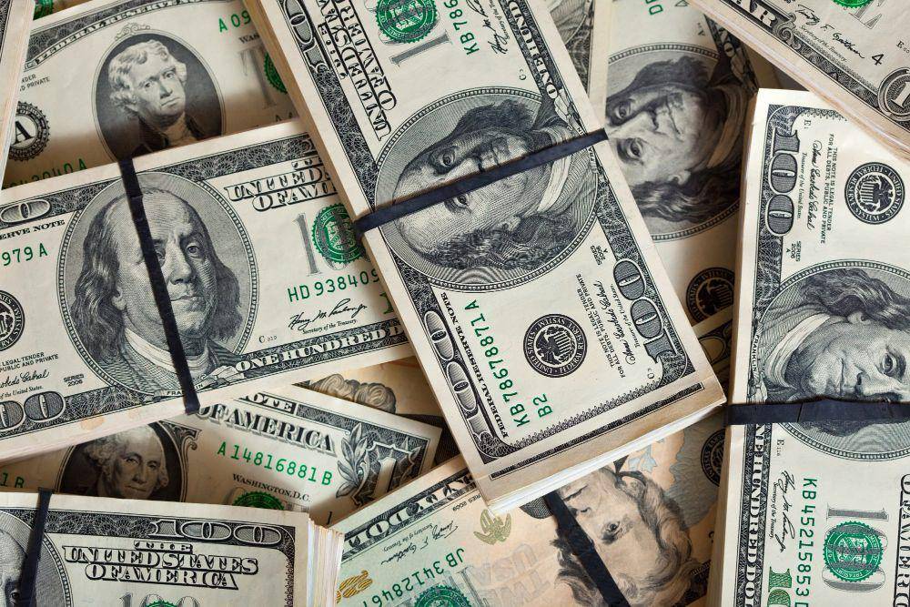 Ilustrasi uang tebusan dalam bentuk dollar (freepik.com/bearfotos)