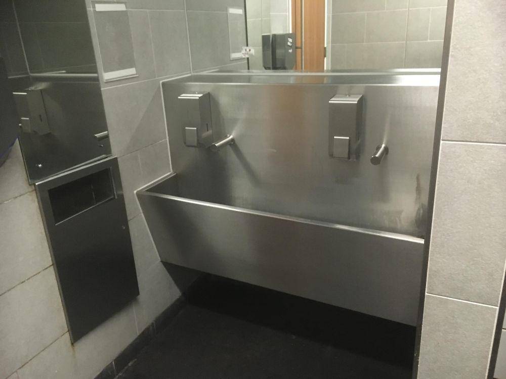 potret bentuk wastafel kocak di restoran (reddit.com/user/BloodyPommelStudio)