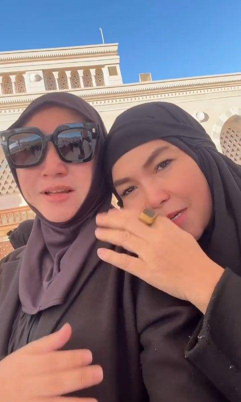 Umi Kalsum dengan ibu sambung Fardhana (Instagram.com/mom_ayting92_)