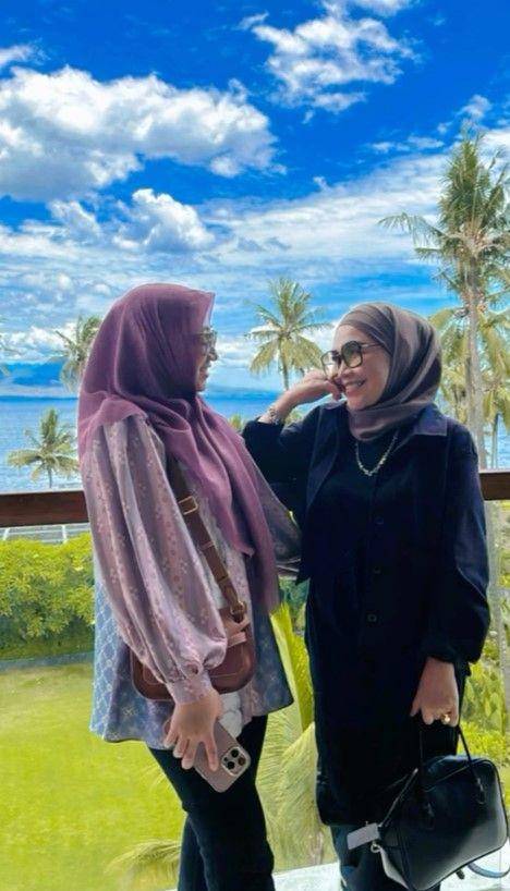 Umi Kalsum dengan ibu sambung Fardhana (Instagram.com/mom_ayting92_)