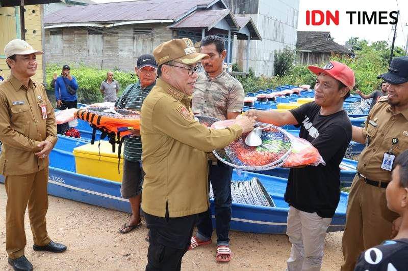 Pj Bupati PPU, Makmur Marbun serahkan bantuan alat tangkap kepada nelayan desa Babulu Laut (IDN Times/Ervan)