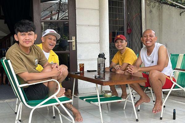 9 Potret Kantor Podcast Agak Laen, Kolam Renangnya Curi Perhatian