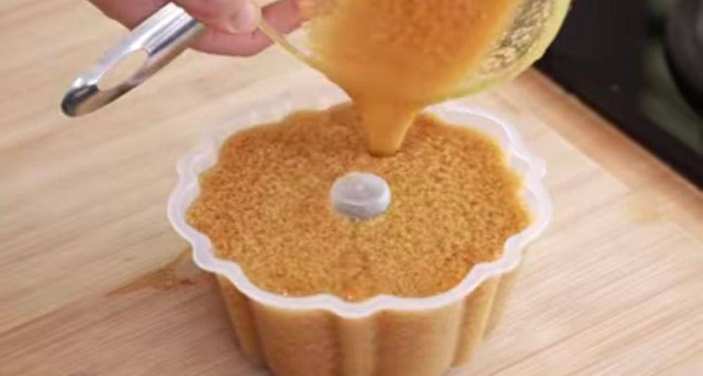 Ilustrasi menuang puding dalam cetakan (youtube.com/luvitaho)