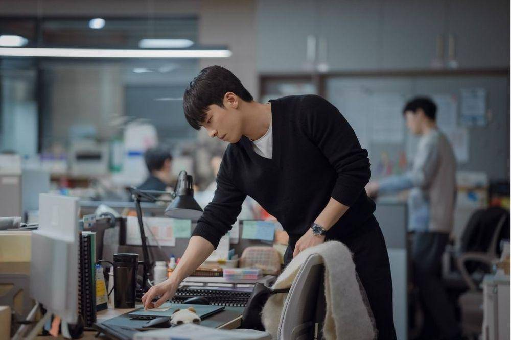 still cut drakor The Midnight Romance In Hagwon (instagram.com/lim_hyoseon)