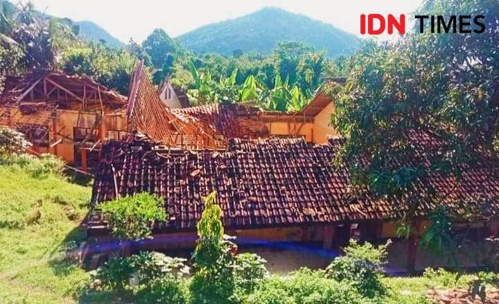 SMPN 12 Satap Langgudu Bima Dibiarkan Rusak Parah Bertahun-tahun