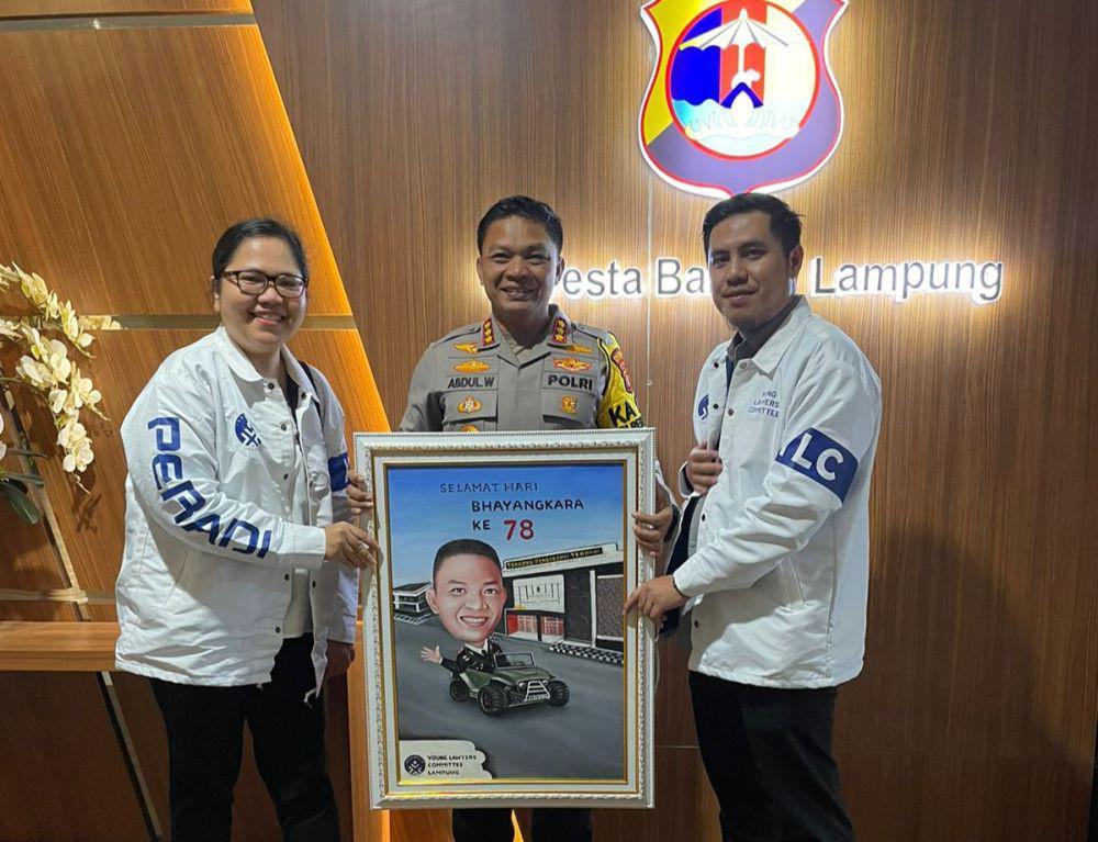 Hari Bhayangkara ke78, YLC Bandar Lampung Hadiahi Kapolresta Karikatur