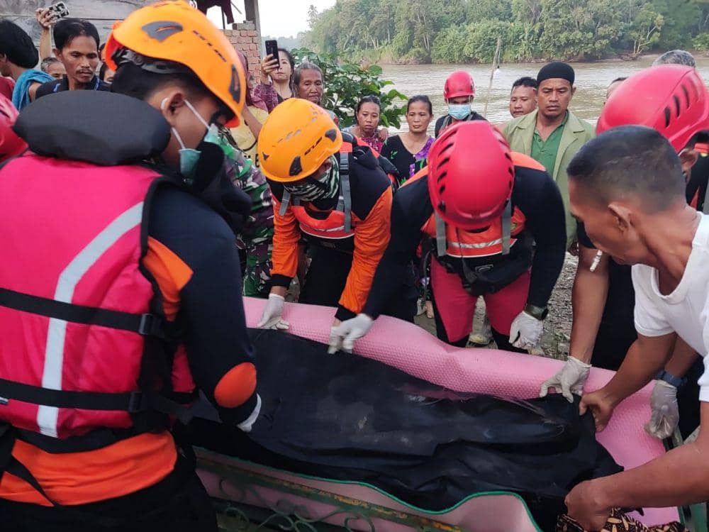 Evakuasi korban tenggelam di Sungai Komering (Dok: Basarnas Palembang)