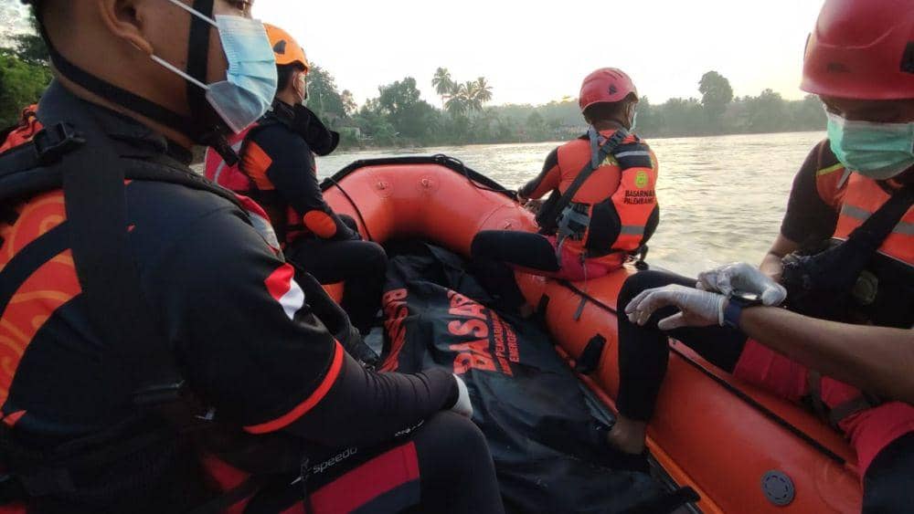 Evakuasi korban tenggelam di Sungai Komering (Dok: Basarnas Palembang)