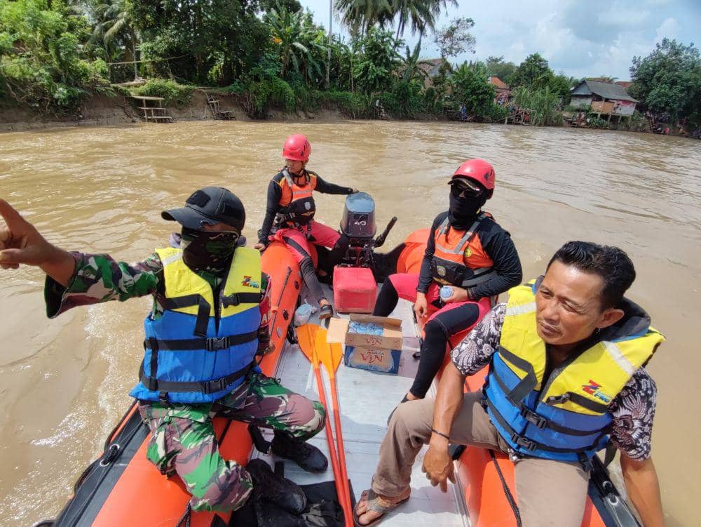 Evakuasi korban tenggelam di Sungai Komering (Dok: Basarnas Palembang)