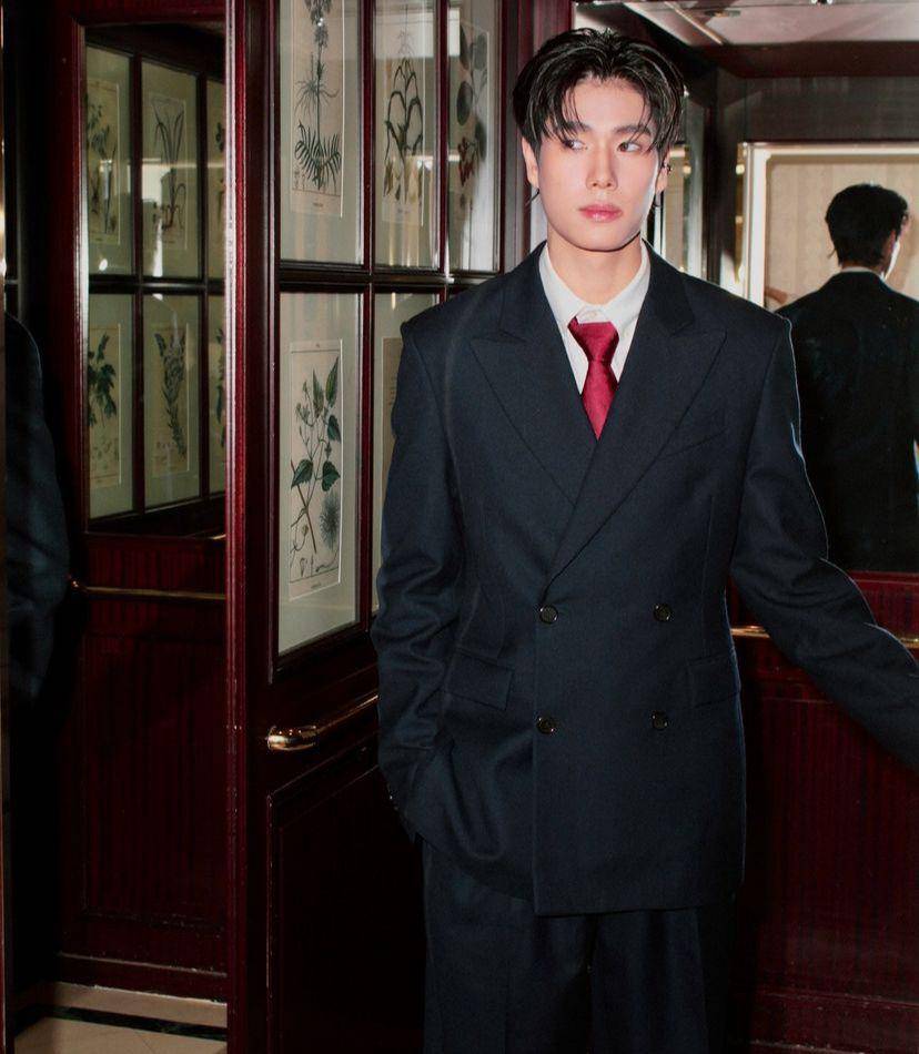 potret Phuwin Tangsakyuen dalam balutan LOEWE (instagram.com/phuwintang)
