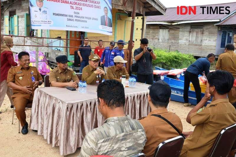 Pj Bupati PPU, Makmur Marbun berikan arahan ke nelayan terkait bantuan (IDN Times/Ervan)