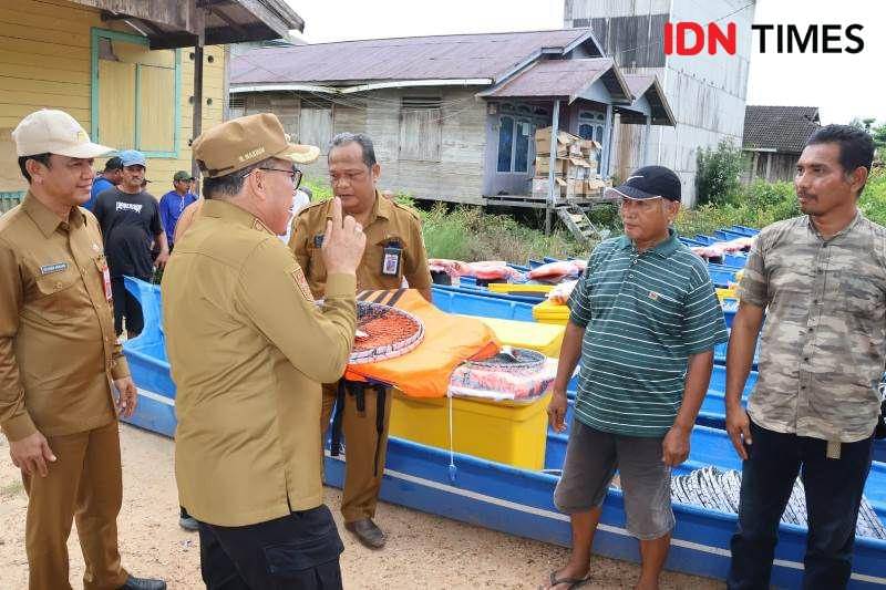 Pj Bupati PPU, Makmur Marbun serahkan bantuan alat tangkap kepada nelayan desa Babulu Laut (IDN Times/Ervan)