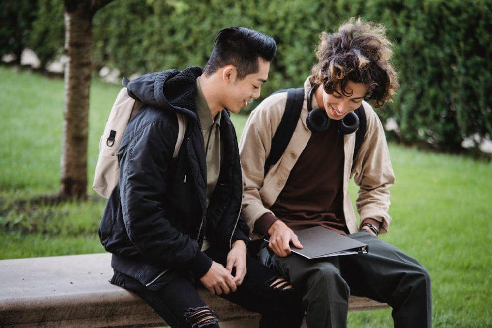 ilustrasi pertemanan yang memiliki satu visi dan misi (pexels.com/Armin Rimoldi)