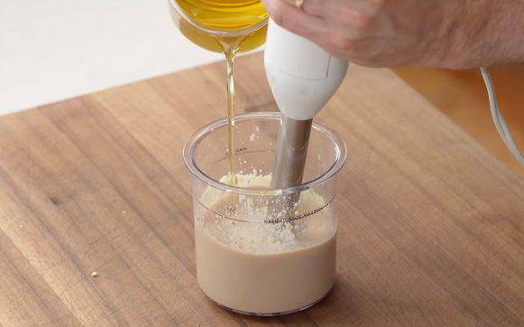 ilustrasi membuat caesar dressing (youtube.com/Brian Lagerstrom)