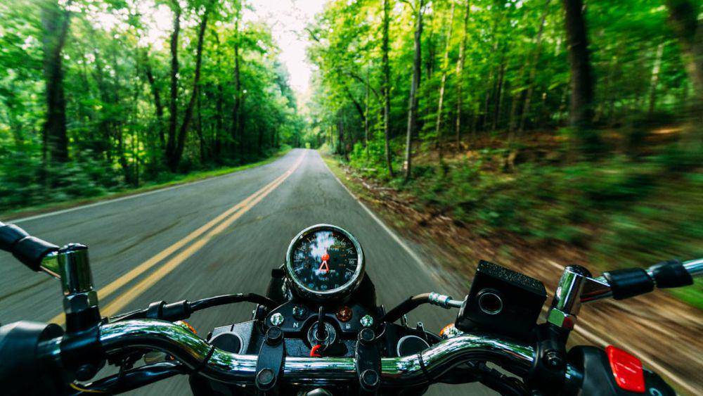 ilustrasi mengendarai motor (pexels.com/Kelly)