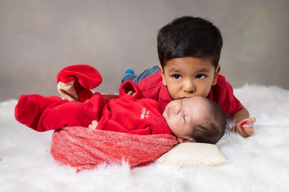 6 Tanda Kakak Gak Cemburu sama Adik, Rasa Sayang Menguat