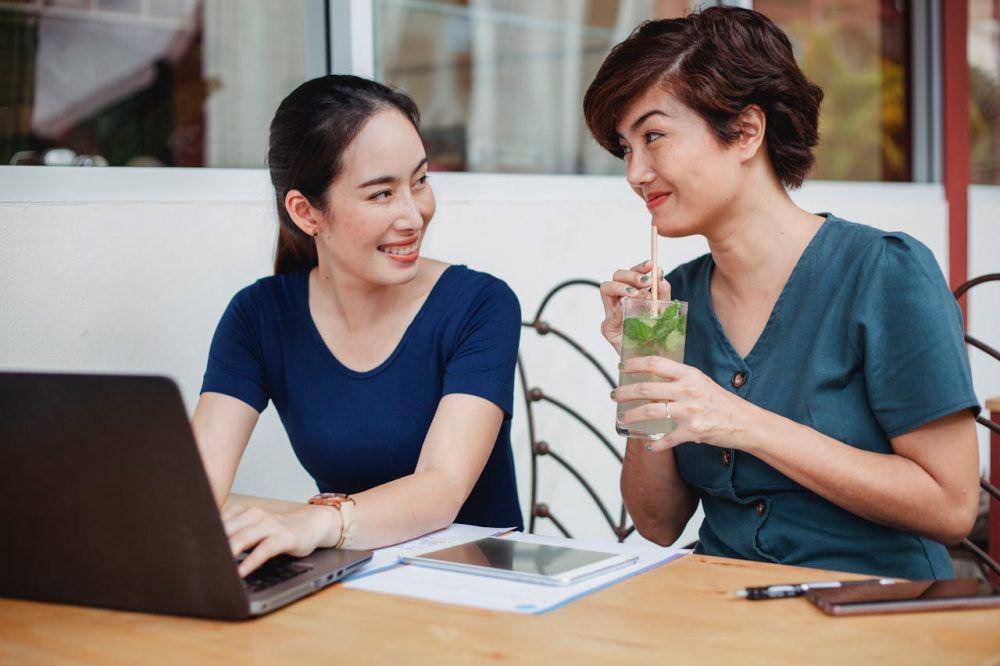 ilustrasi curhat ke rekan kerja (pexels.com/Sam Lion)