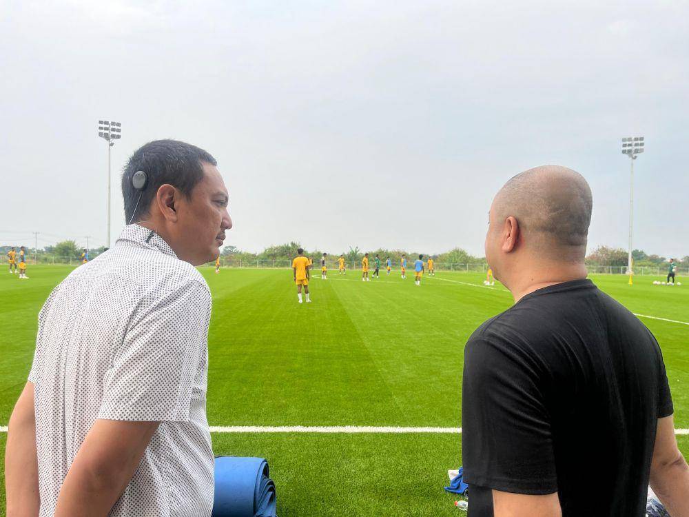 CEO PSIS Semarang, Yoyok Sukawi hadir memantau latihan skuat Mahesa Jenar di Lapangan Kick Off, POJ City Semarang. (dok. PSIS)