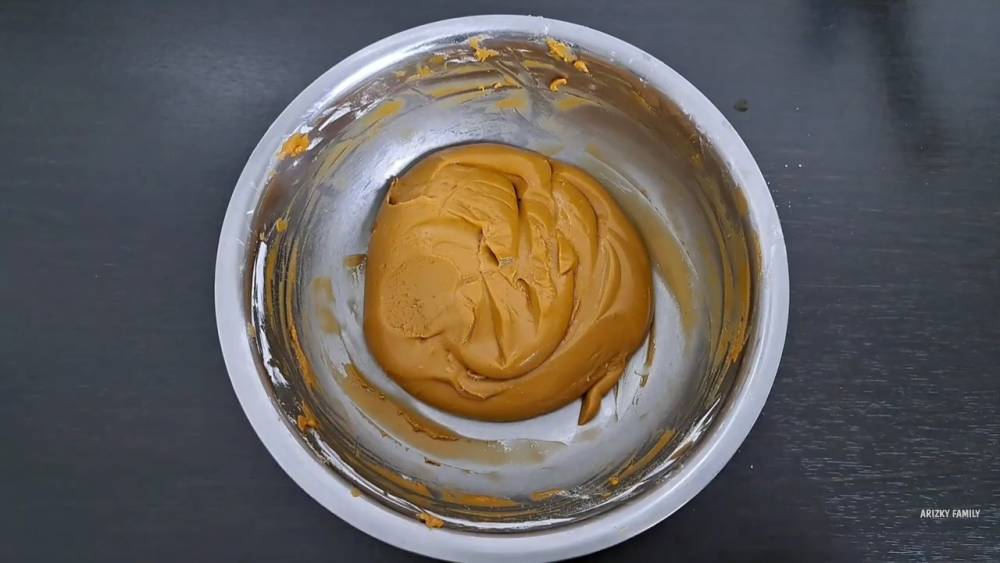 ilustrasi membuat kue cincin (YouTube.com/Arizky Family)