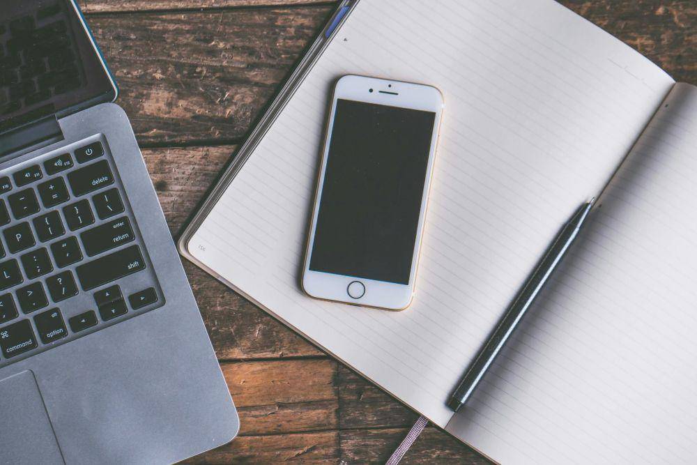 ilustrasi smartphone iPhone (pexels.com/Jessica Lewis)
