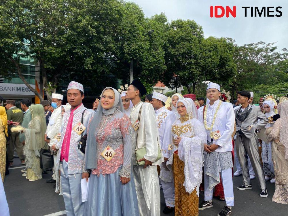 Ratusan peserta resepsi akbar isbat nikah massal saat diarak, Selasa (2/7/2024). (IDN Times/Khusnul Hasana)