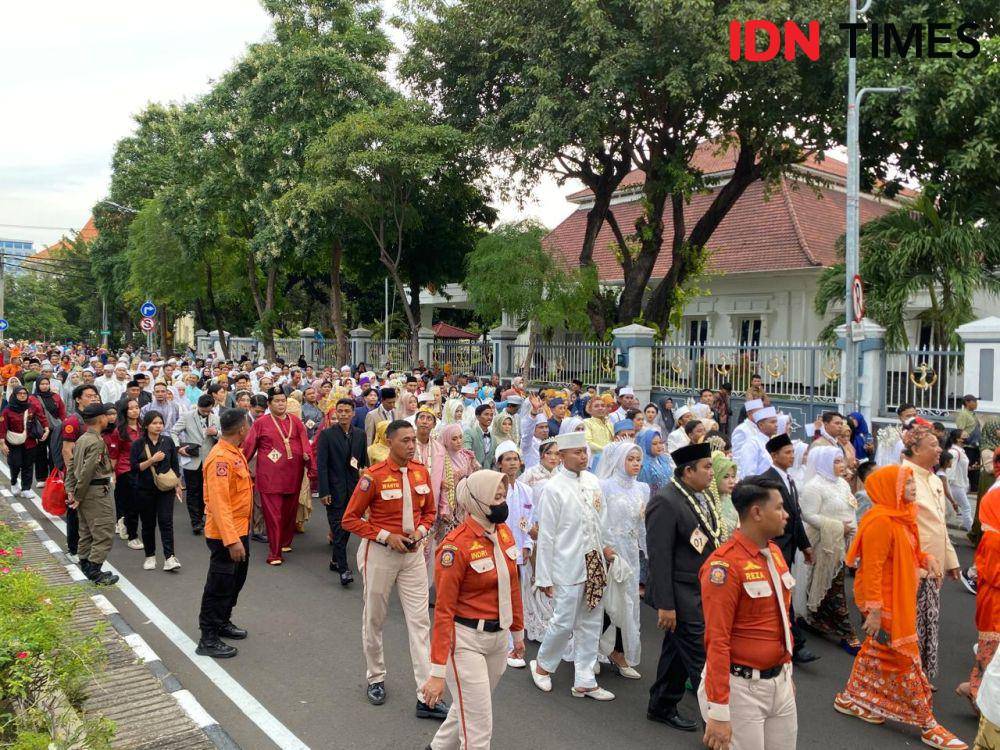 Ratusan peserta resepsi akbar isbat nikah massal saat diarak, Selasa (2/7/2024). (IDN Times/Khusnul Hasana)