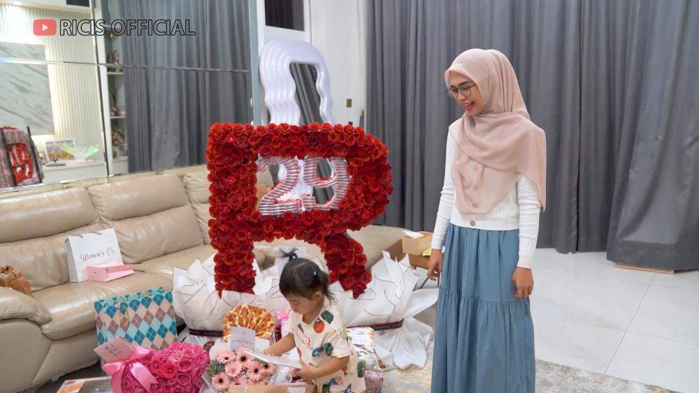kado Ria Ricis (YouTube.com/Ricis Official)
