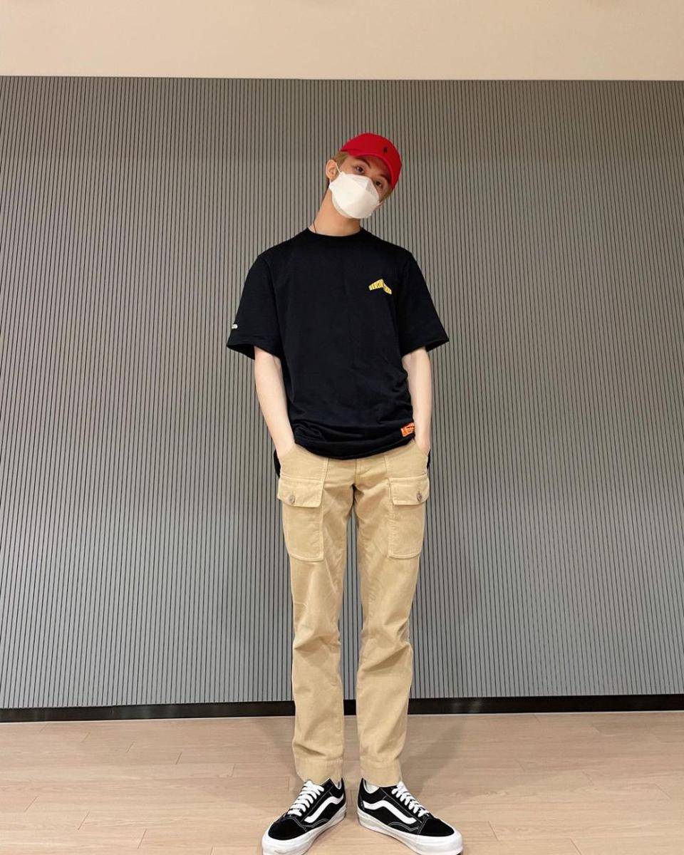 inspirasi summer outfit ala Mark NCT (instagram.com/onyourm__ark)